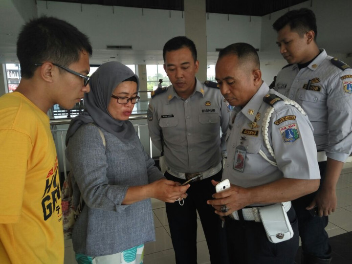 Bus Putra Luragung Dilaporkan Mengoper Penumpang di Tol