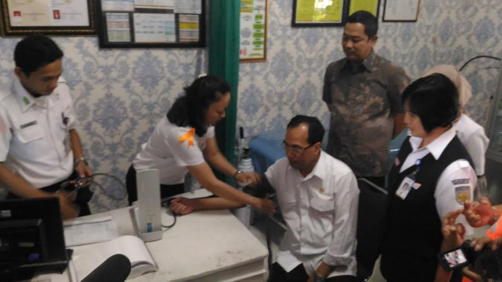 Menteri Perhubungan, Budi Karya Sumadi, didampingi Wali Kota Semarang, Hendrar Prihadi, mencoba fasilitas pemeriksaan kesehatan di Stasiun Poncol, Semarang, Jawa Tengah.