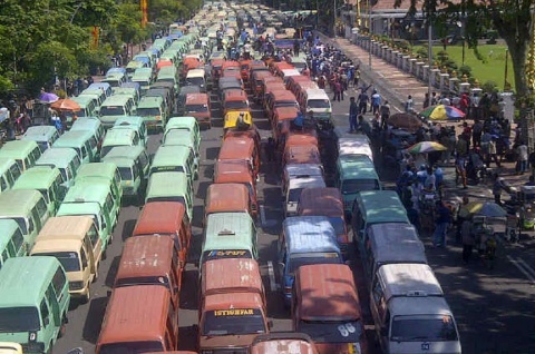 Angkutan Umum. MTVN/Amaluddin.