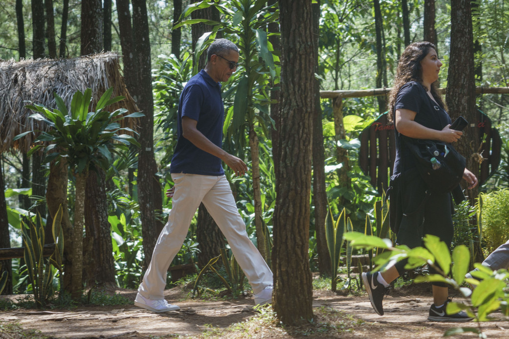  Barack Obama (kiri) mengunjungi obyek wisata alam Puncak Becici di Dlingo, Bantul, DI Yogyakarta, Kamis (29/6/2017). Antara Foto/Hendra Nurdiyansyah/aww/17.
