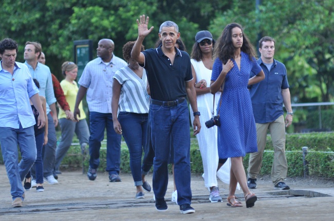 Presiden ke-44 Amerika Serikat Barack Obama didampingi anaknya saat berkunjung ke Candi Borobudur. ANT/Anis Efizudin.