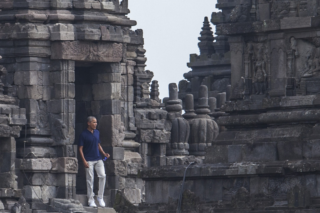  Barack Obama mengunjungi Candi Prambanan di Sleman, Daerah Istimewa Yogyakarta, Kamis (29/6/2017). Antara Foto/Andreas Fitri Atmoko/aww/17.