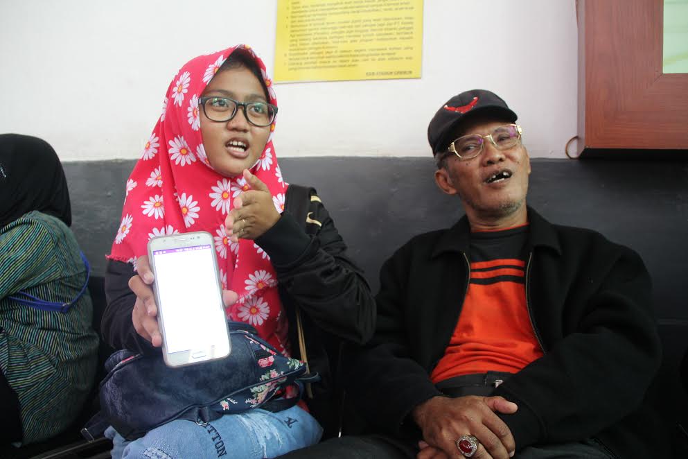Purwanto dan Cantika NIken Herwanti (putrinya), saat berada di ruang tunggu Stasiun Cirebon. --MTVN/Rofahan--
