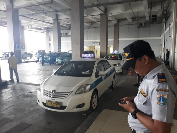 Banyak Taksi tak Ikut Aturan di Terminal Pulo Gebang