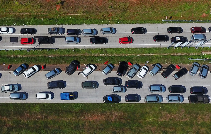 Titik Macet Tol Cikampek Bersumber di <i>Rest Area</i>