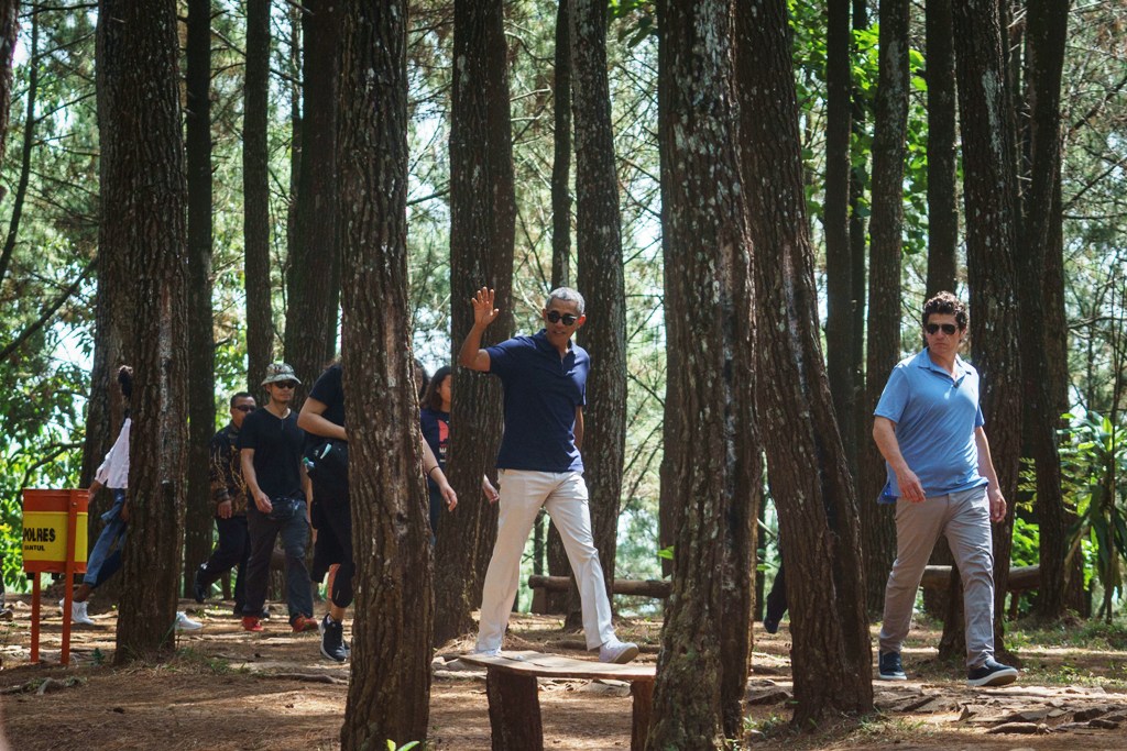 Mantan Presiden AS Barack Obama (tengah) saat berwisata alam di Pucak Becici, Dlingo, Bantul, DI Yogyakarta. (ANTARA FOTO/Hendra Nurdiyansyah)