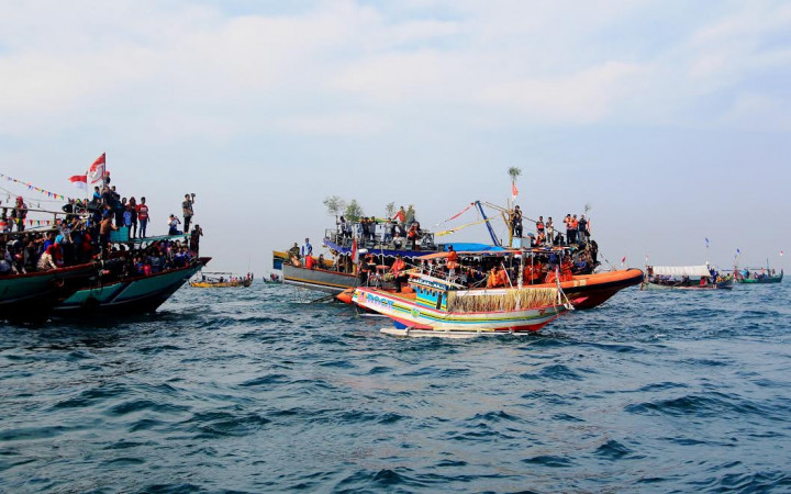  Larung Kepala Kerbau Diiring Ratusan Kapal Nelayan