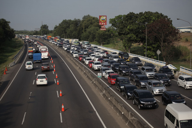 Pengendara memadati ruas jalan Tol Jakarta-Cikampek arah Jakarta, di Karawang, Jawa Barat, Kamis (29/6). MI/Arizona Sudiro.