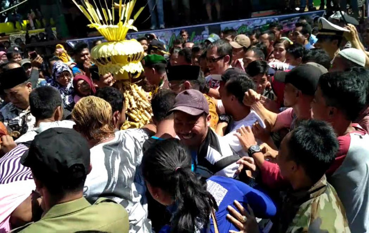 Warga Berebut Gunungan Ketupat dan Lepat