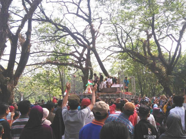 Ribuan Warga Berebut Ketupat dalam Tradisi Pekan Syawalan Jurug