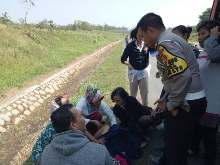 Seorang Ibu Melahirkan di Pinggir Tol Cipali