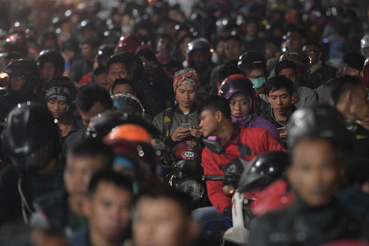 Pengendara Motor Terjatuh saat Antre Naik Kapal di Bakauheni