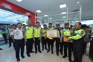 Polisi yang bantu Ibu Melahirkan di Pinggir Tol Peroleh Penghargaan