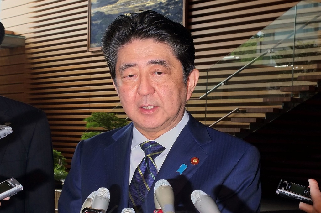 PM Jepang Shinzo Abe berbicara kepada awak media di kediamannya di Tokyo, 3 Juli 2017. (Foto: AFP/KAZUHIRO NOGI)
