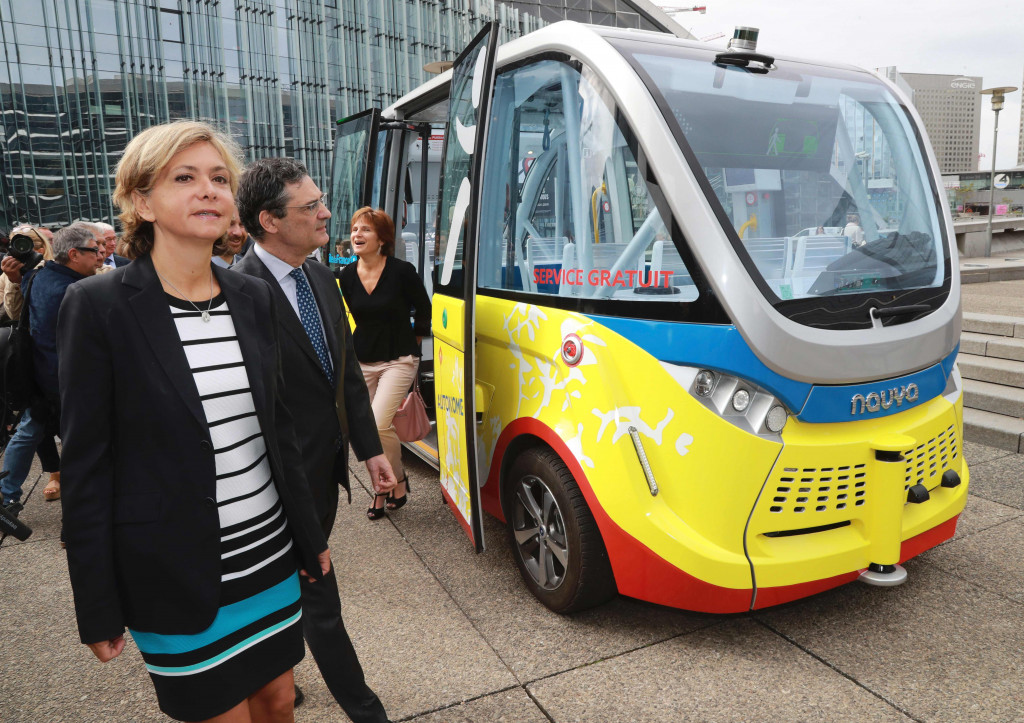 Bus Tanpa Sopir Beroperasi di Paris
