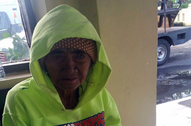 Nenek Sutari, penumpang bus PO Sumber Waras, dipaksa turun di Desa Larangan, Kecamatan Larangan, Brebes, Jawa Tengah -- MTVN/Kuntoro Tayubi