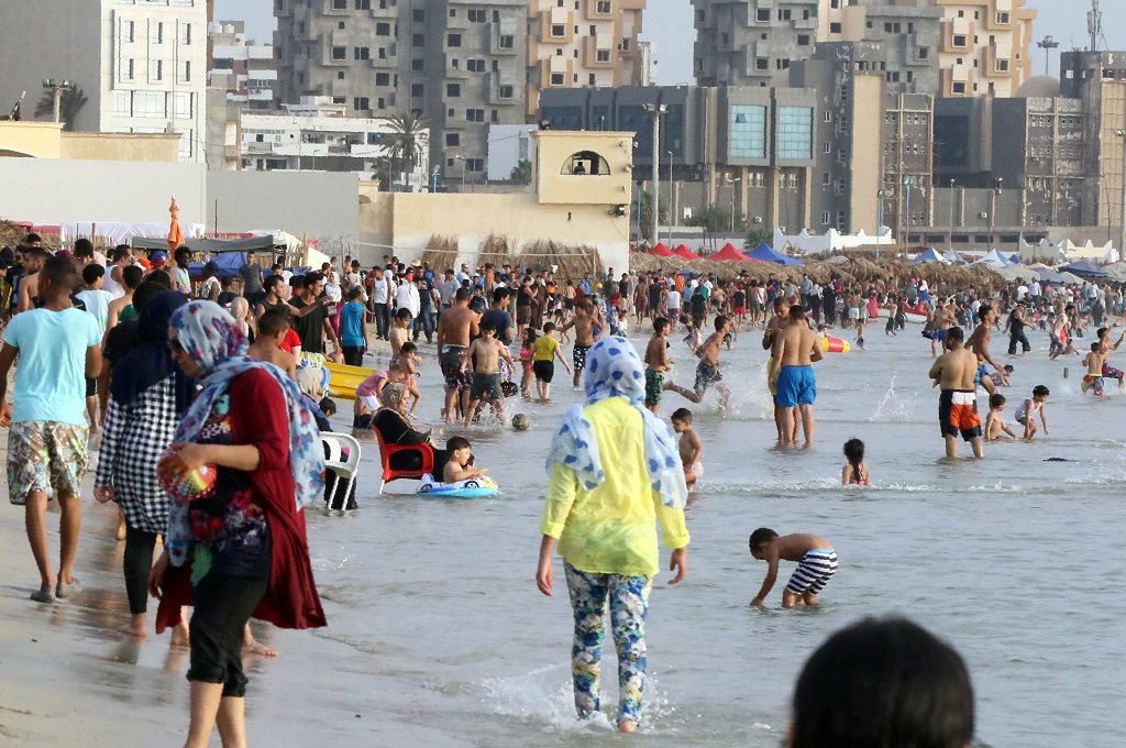 Wisatawan bermain di sebuah pantai di Tripoli, Libya, 14 Juli 2016. (Foto: AFP/MAHMUD TURKIA)