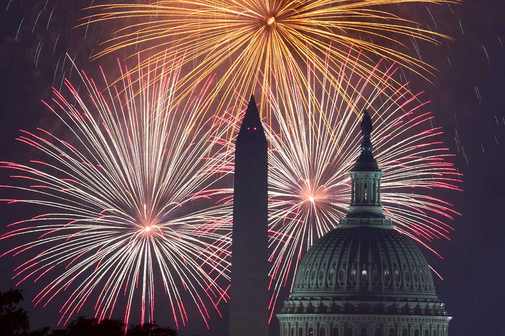 Pesta Kembang Api Warnai Hari Kemerdekaan AS