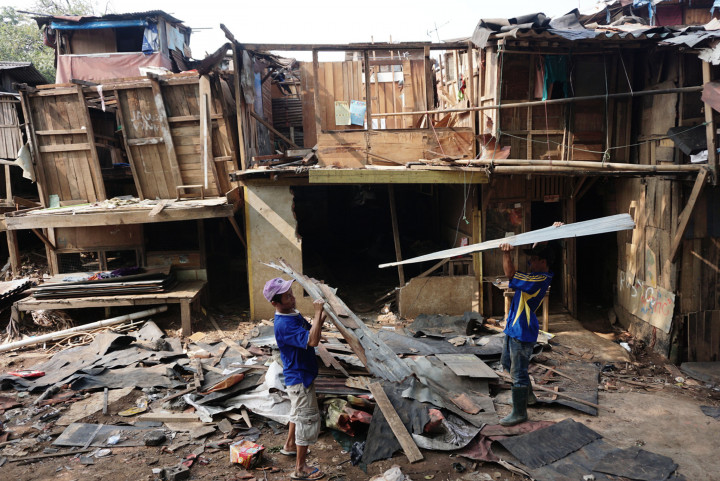 Warga Bukit Duri Jual Sisa Bangunan Rumah