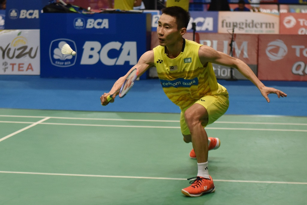 Pebulu tangkis tunggal putra Malaysia, Lee Chong Wei mengembalikan kok ke arah tunggal putra Indonesia Tommy Sugiarto pada babak pertama BCA Indonesia Open 2017 di Jakarta Convention Center, Jakarta, Rabu (14/6/2017). Tommy kalah 13-21, 21-10, 21-18 atas