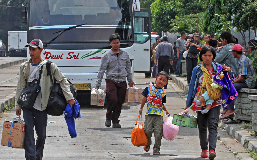Sejumlah pemudik sedang berjalan di Terminal Pulogadung. MI/Immanuel Antonius.