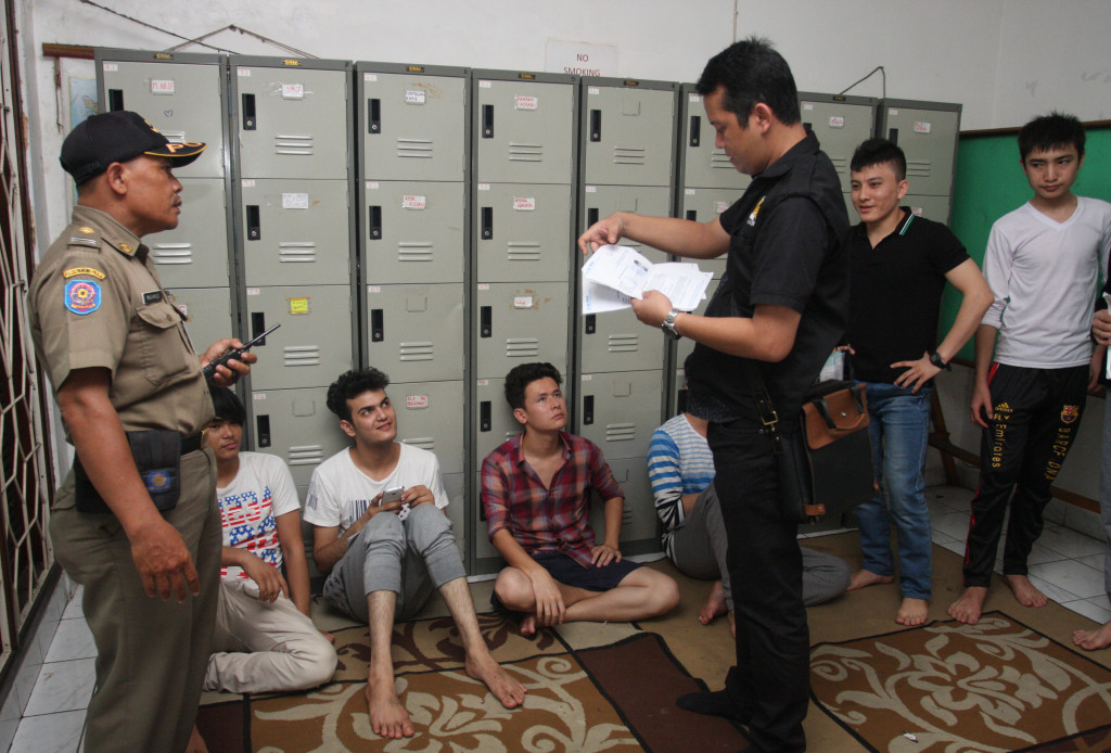 Petugas tengah melakukan operasi yustisi di Kemang, Jakarta Selatan. ANT/Reno Esnir.