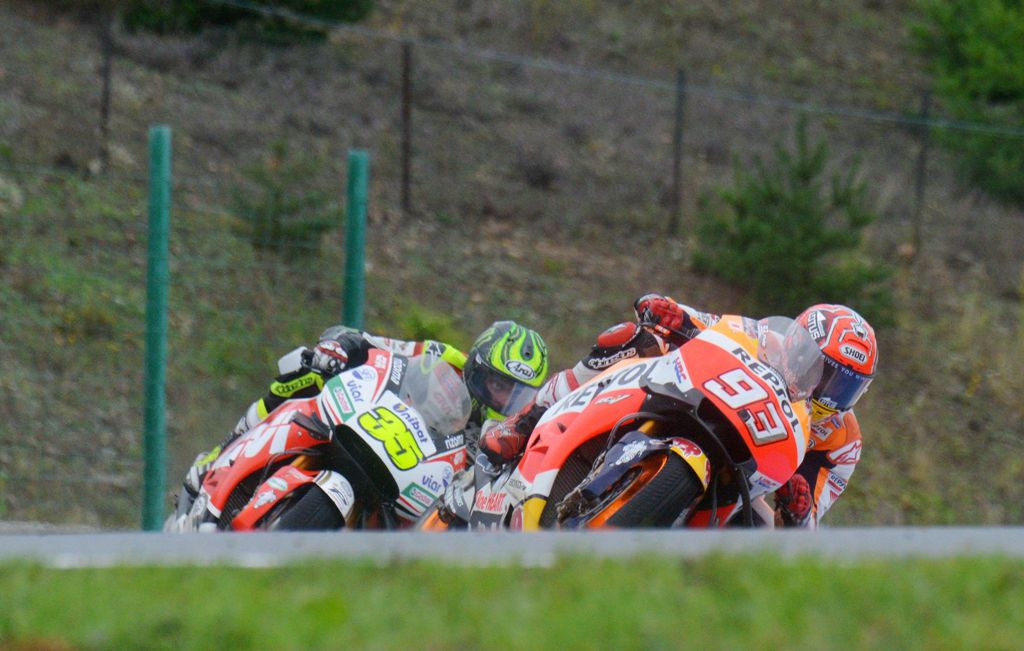 Cal Crutchlow (belakang) dan Marc Marquez (AFP PHOTO / Michal Cizek)