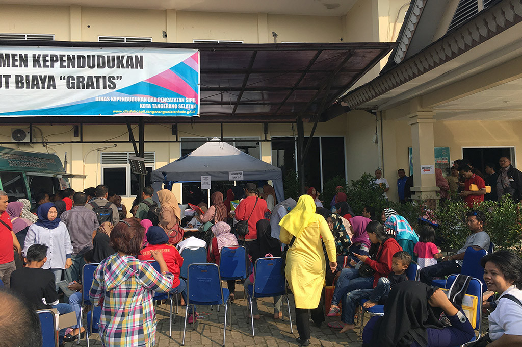  Para orang tua mengurus NIK anak mereka yang mengikuti PPDB SMP di Dinas Dukcapil, Serpong, Tangerang Selatan -- MTVN/Farhan Dwitama