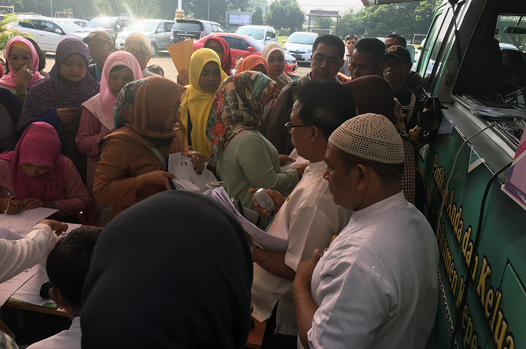 Ratusan warga Tangerang Selatan `menyerbu` antor Dinas Pendudukan dan Pencatatan Sipil di Cilenggang, Serpong, Tangerang Selatan, Banten -- MTVN/Farhan Dwitama