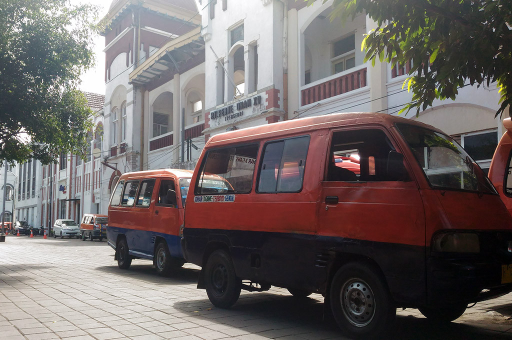 Sejumlah angkutan kota di Semarang sepi penumpang -- MTVN/Mustholih