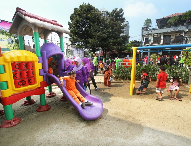 Anak-anak bermain di RPTRA. Foto: MI/Arya