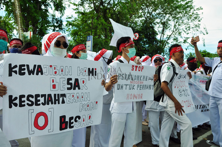 Ratusan Perawat Honorer Gelar Demo di Depan DPRD Sulteng