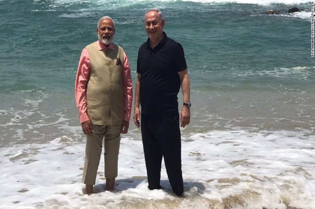 PM India Narendra Modi (kiri) dan PM Israel Benjamin Netanyahu bertemu di sebuah pantai. (Foto: CNN)