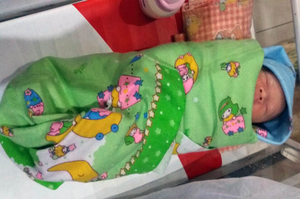 Bayi yang ditemukan di tempat pembuangan sampah di depan toko sparepart Jalan Brigjen Katamso, Medan, Sumatera Utara -- MTVN/Budi Warsito