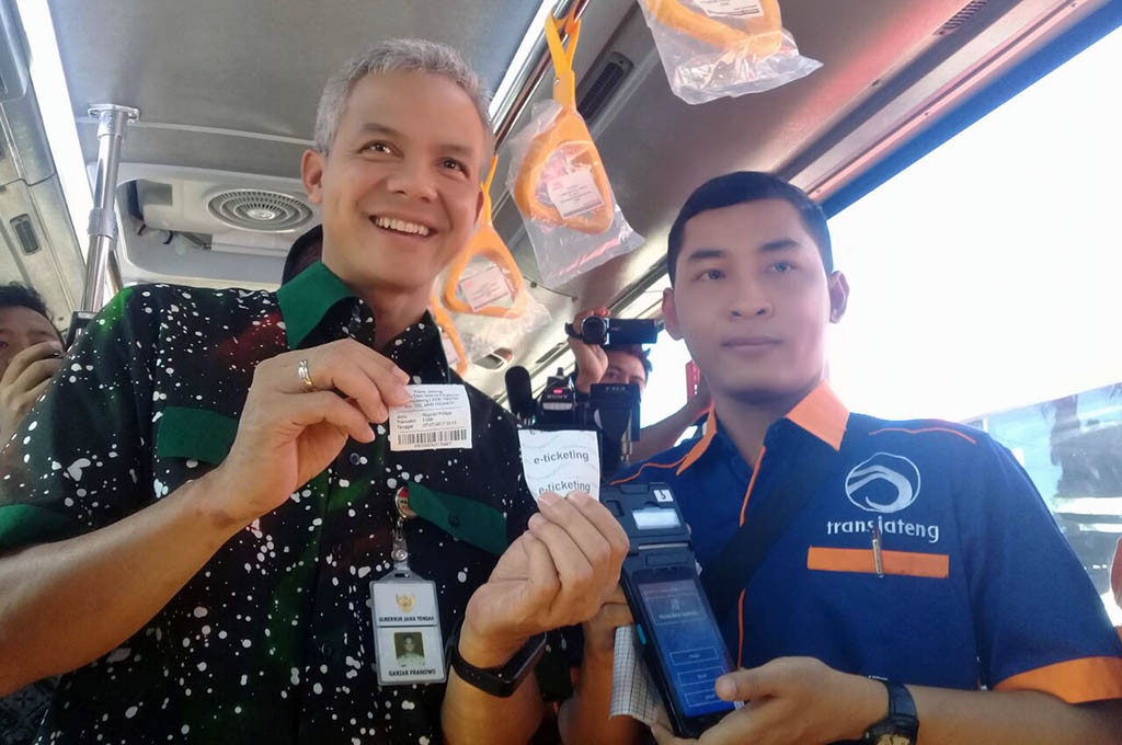 Gubernur Jawa Tengah Ganjar Pranowo saat peluncuran 18 bus TransJateng di Terminal Bawen, Semarang -- MTVN/Mustholih