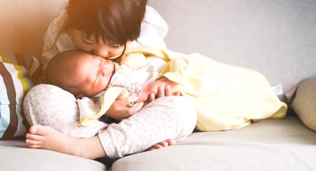 Berikut adalah beberapa tips untuk membantu anak sulung Anda menghadapi transisi dan mampu bersikap sebagai kakak. (Foto: Thehealthsite.com)