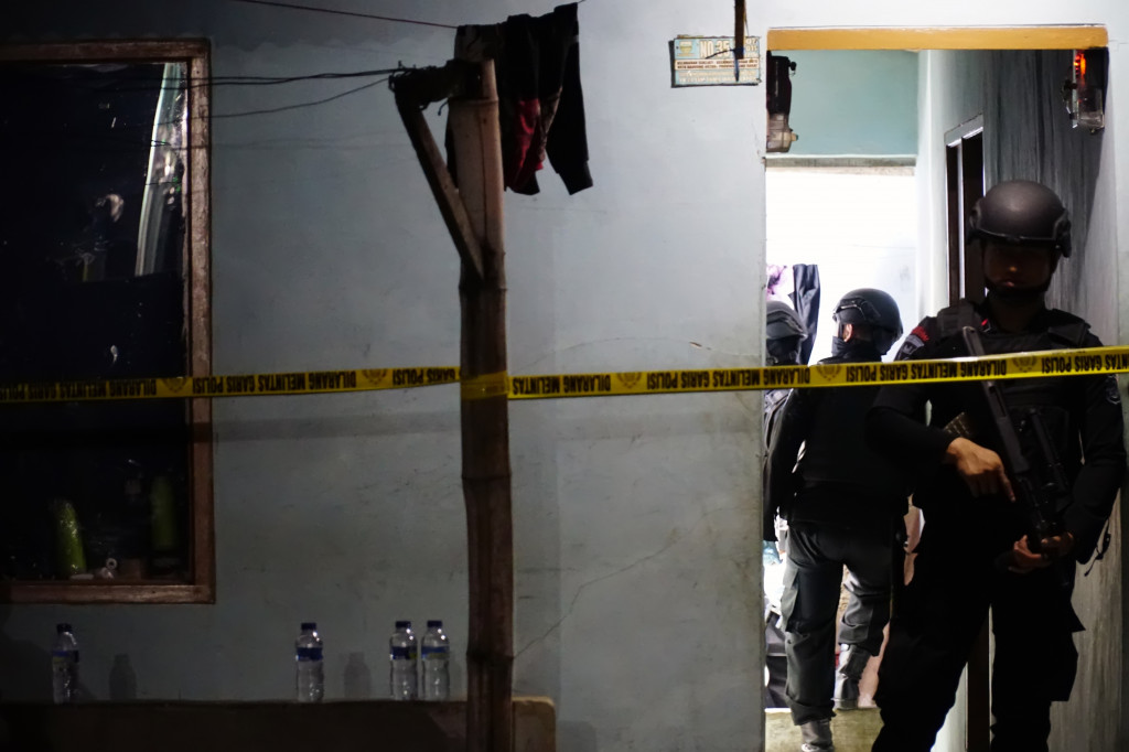 Polisi menjaga rumah kontrakan tempat terjadi ledakan di Kubang Beureum kelurahan Sekejati Buahbatu Bandung, Jawa Barat, Sabtu (8/7). (Antara/Agus Bebeng)