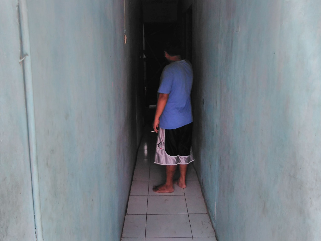Lorong menuju pintu kamar kontrakan AW Kampung Kubang Bereum, Kelurahan Sekejati, Kota Bandung. (Metrotvnews.com/Octavianus)