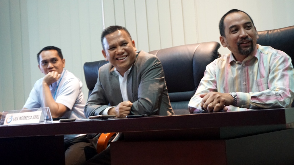 Direktur Utama PT LIB Berlinton Siahaan (tengah), dan dua Chief Operational Officer PT LIB, Risha Adi Wijaya (kanan) dan Tigor Shalom Boboy (kiri). (Foto:.MTVN/Zam)