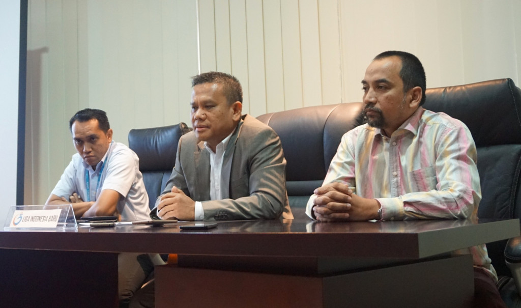 Direktur Utama PT LIB Berlinton Siahaan (tengah), dan dua Chief Operational Officer PT LIB, Risha Adi Wijaya (kanan) dan Tigor Shalom Boboy (kiri). (Foto:.MTVN/Zam)