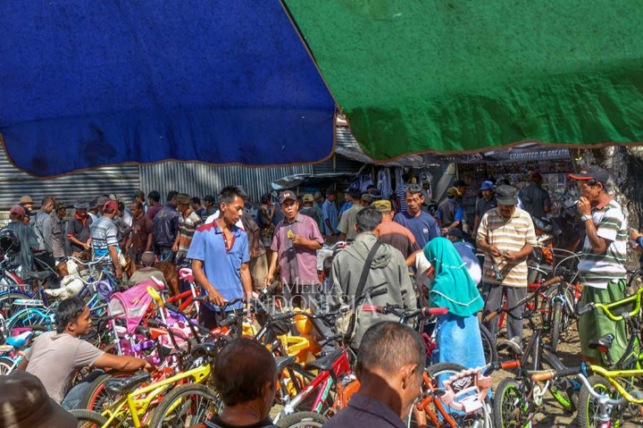 Pasar Sepeda Bekas Diserbu Siswa Baru