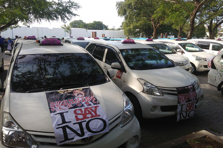 Ratusan Sopir Taksi di Solo Mogok Kerja