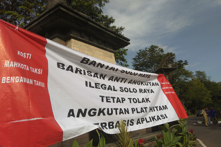 Gubernur Jateng Didesak Sikapi Taksi Pelat Hitam