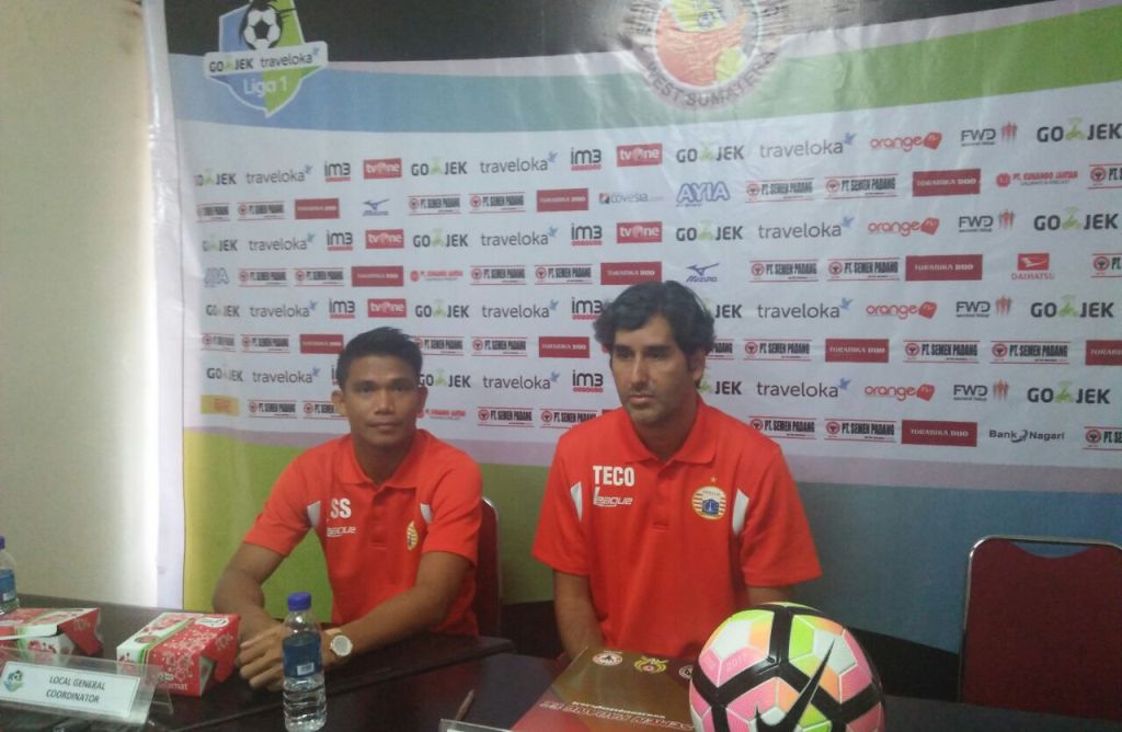 Pelatih Persija Stefano Cugurra Teco (kanan) saat jumpa pers jelang kontra Semen Padang (Ist/Tim Media Persija)