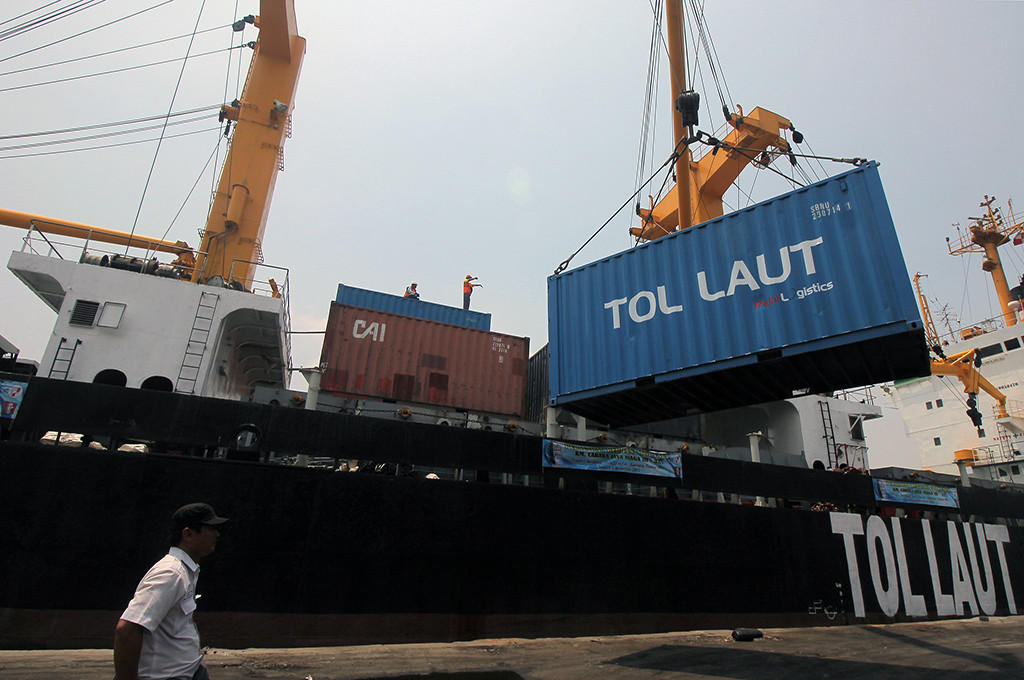 Petugas memandu proses bongkar muat kontainer KM Caraka Jaya Niaga III-32 di Terminal Jamrud Selatan, Pelabuhan Tanjung Perak, Surabaya, Jawa Timur -- ANT/Didik Suhartono