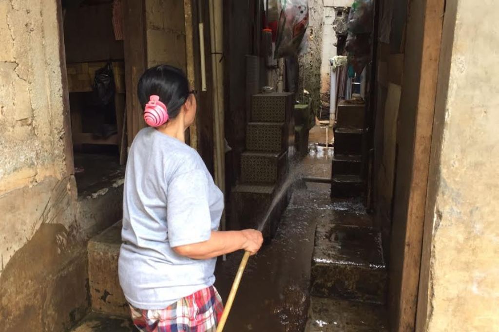 Ilustrasi--, Warga bantaran Kali Krukut membersihkan halaman rumah sisa banjir--Metrotvnews.com/Lis Pratiwi
