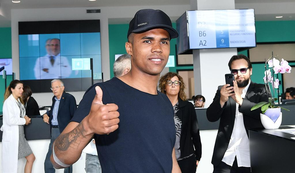 Douglas Costa tiba di bandara Turin (Alessandro Di Marco/ANSA via AP)