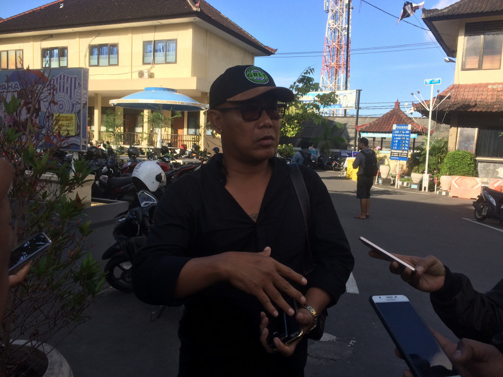 Anggota Komisi I DPRD Provinsi Bali Nyoman Rai di Mapolresta Denpasar. (Metrotvnews.com/Raiza)