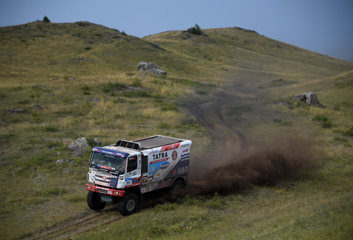 Badai Bayangi Peserta Silk Way Rally 2017