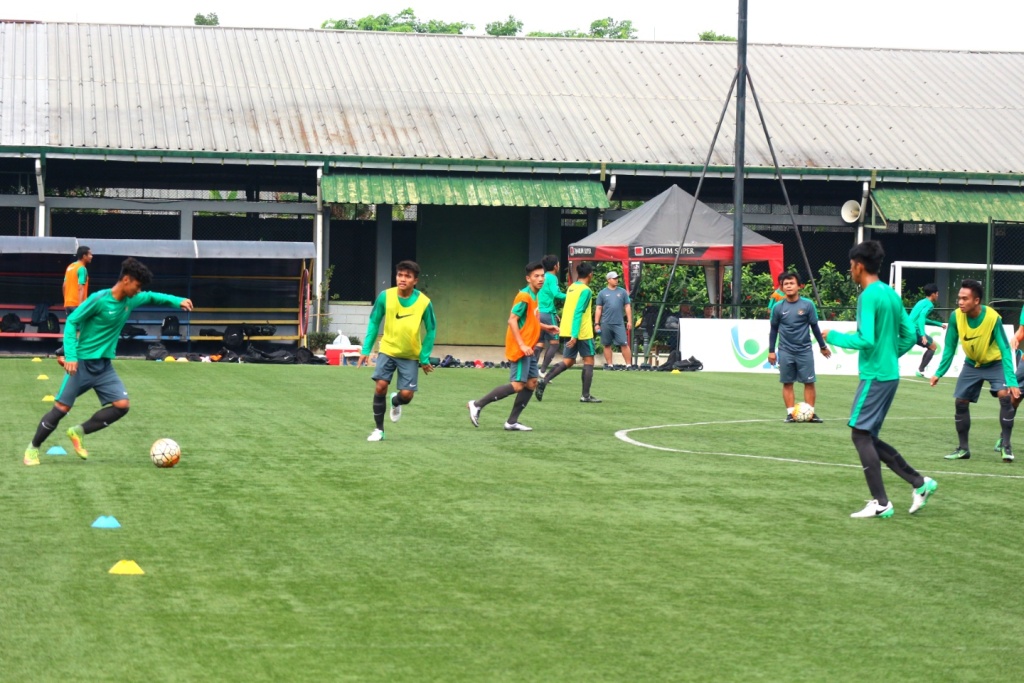 Para Penggawa Timnas Indonesia U-19 melakukan latihan di lapangan Progresif, Jalan Soekarno Hatta, Bandung, Rabu 12 Juli 2017. (Foto: Roni Kurniawan/MTVN)